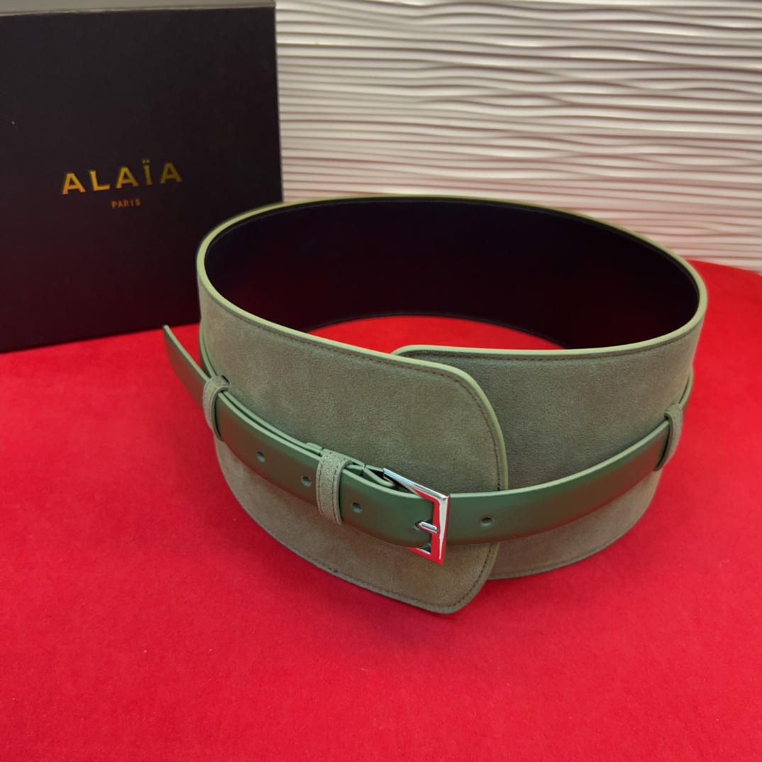 Alaia 阿来莱 腰封、品牌标志性的个性工艺，绒面制成于意大利，Alaia是一个以高级时装为魂的巴黎时