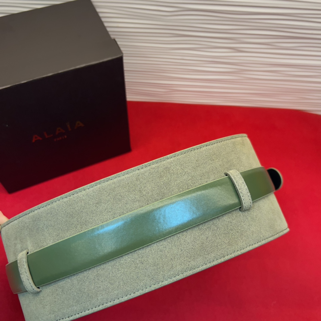 Alaia 阿来莱 腰封、品牌标志性的个性工艺，绒面制成于意大利，Alaia是一个以高级时装为魂的巴黎时