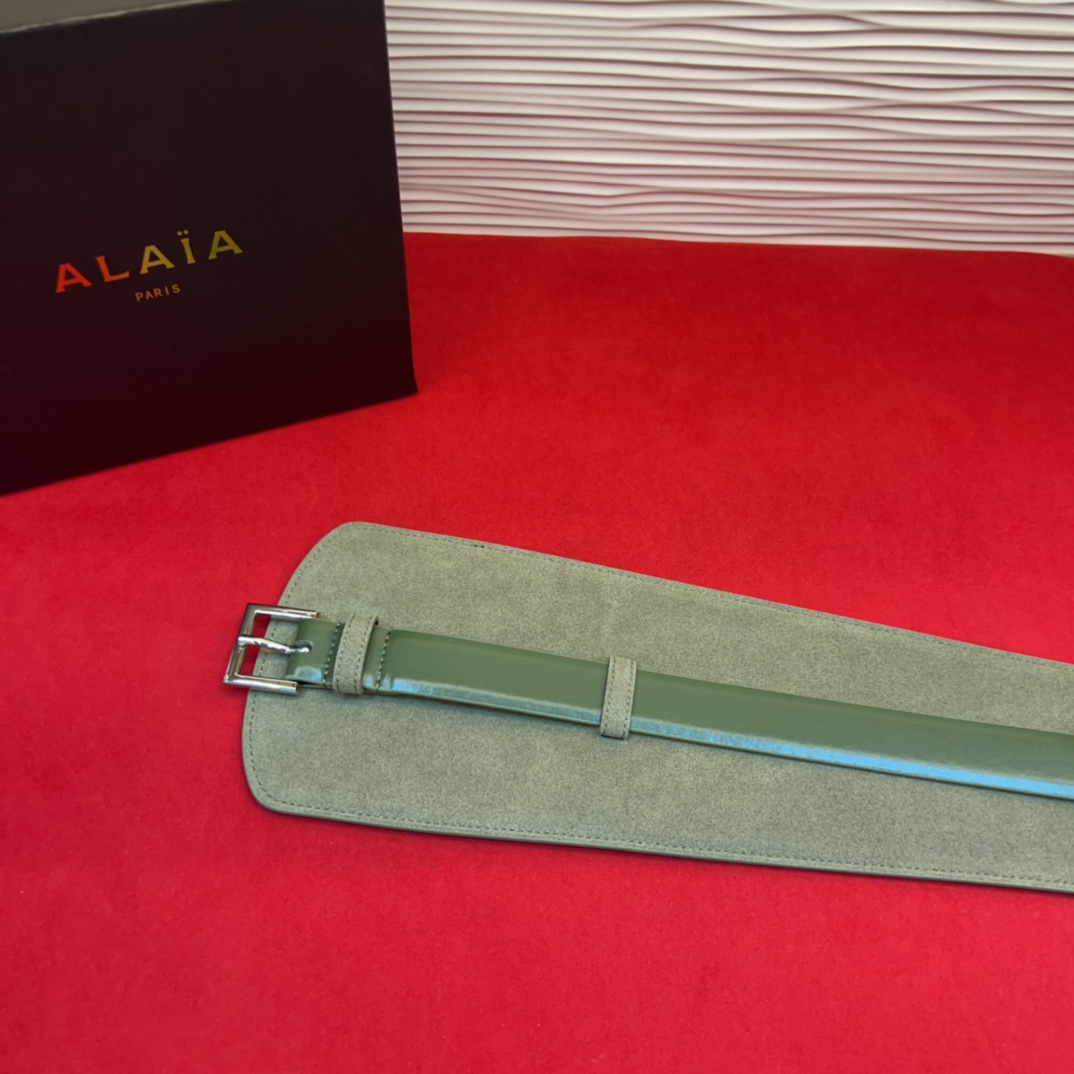 Alaia 阿来莱 腰封、品牌标志性的个性工艺，绒面制成于意大利，Alaia是一个以高级时装为魂的巴黎时