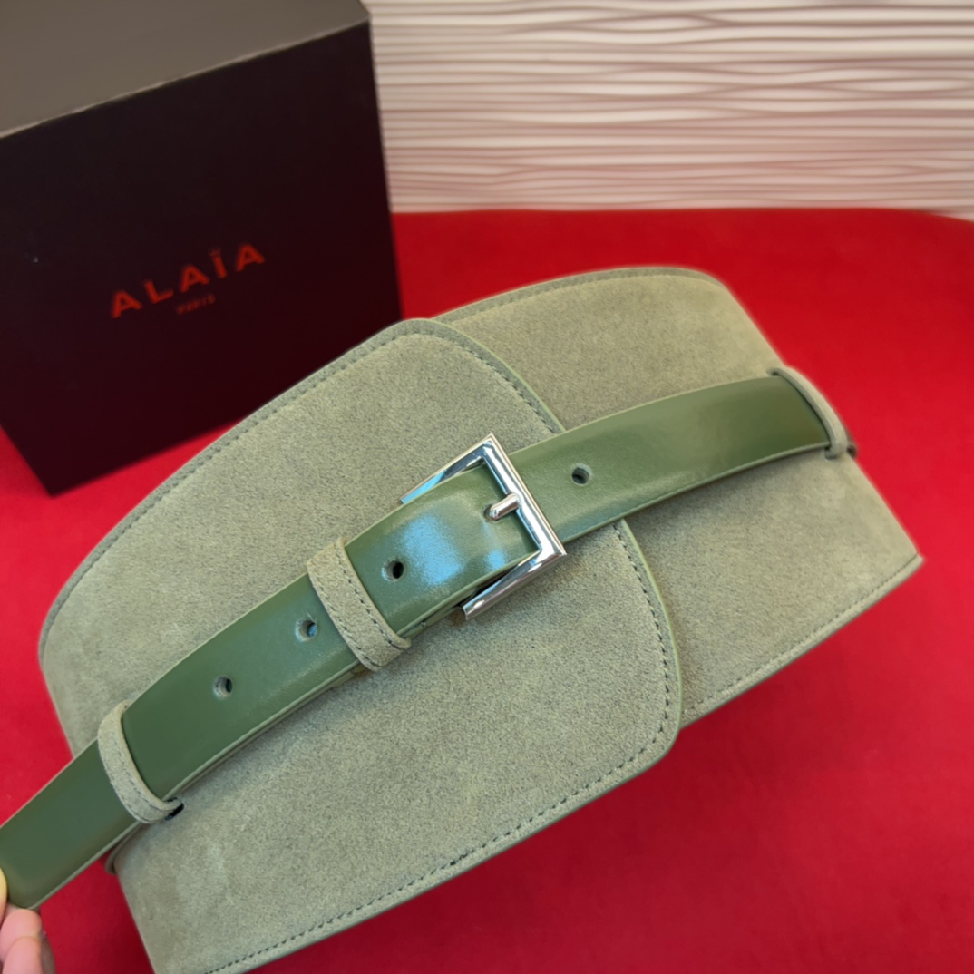 Alaia 阿来莱 腰封、品牌标志性的个性工艺，绒面制成于意大利，Alaia是一个以高级时装为魂的巴黎时