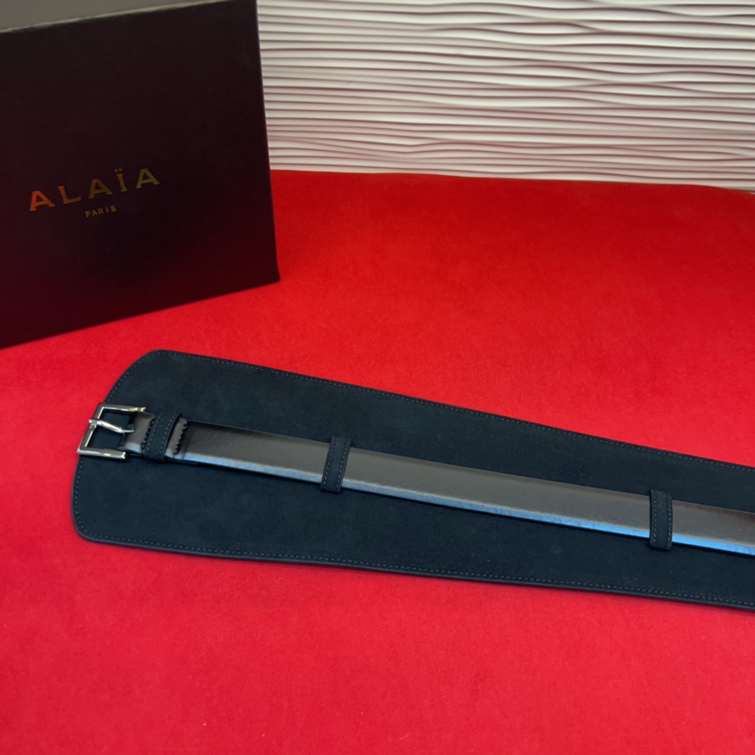 Alaia 阿来莱 腰封、品牌标志性的个性工艺，绒面制成于意大利，Alaia是一个以高级时装为魂的巴黎时