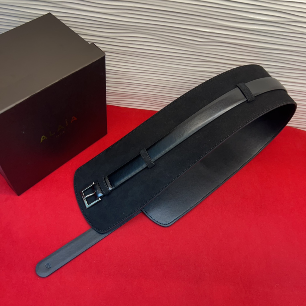 Alaia 阿来莱 腰封、品牌标志性的个性工艺，绒面制成于意大利，Alaia是一个以高级时装为魂的巴黎时