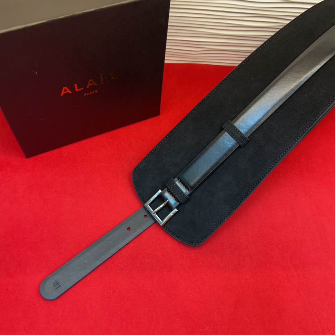 Alaia 阿来莱 腰封、品牌标志性的个性工艺，绒面制成于意大利，Alaia是一个以高级时装为魂的巴黎时