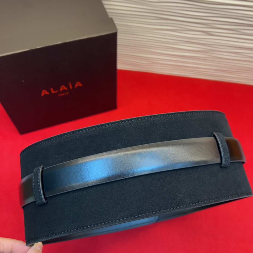 Alaia 阿来莱 腰封、品牌标志性的个性工艺，绒面制成于意大利，Alaia是一个以高级时装为魂的巴黎时