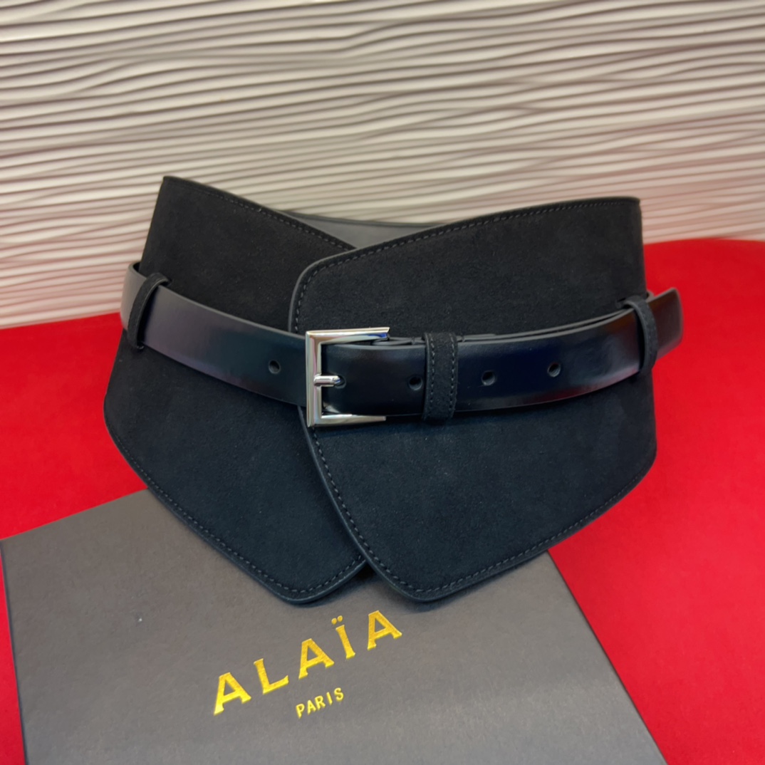 Alaia 阿来莱 腰封、品牌标志性的个性工艺，绒面制成于意大利，Alaia是一个以高级时装为魂的巴黎时