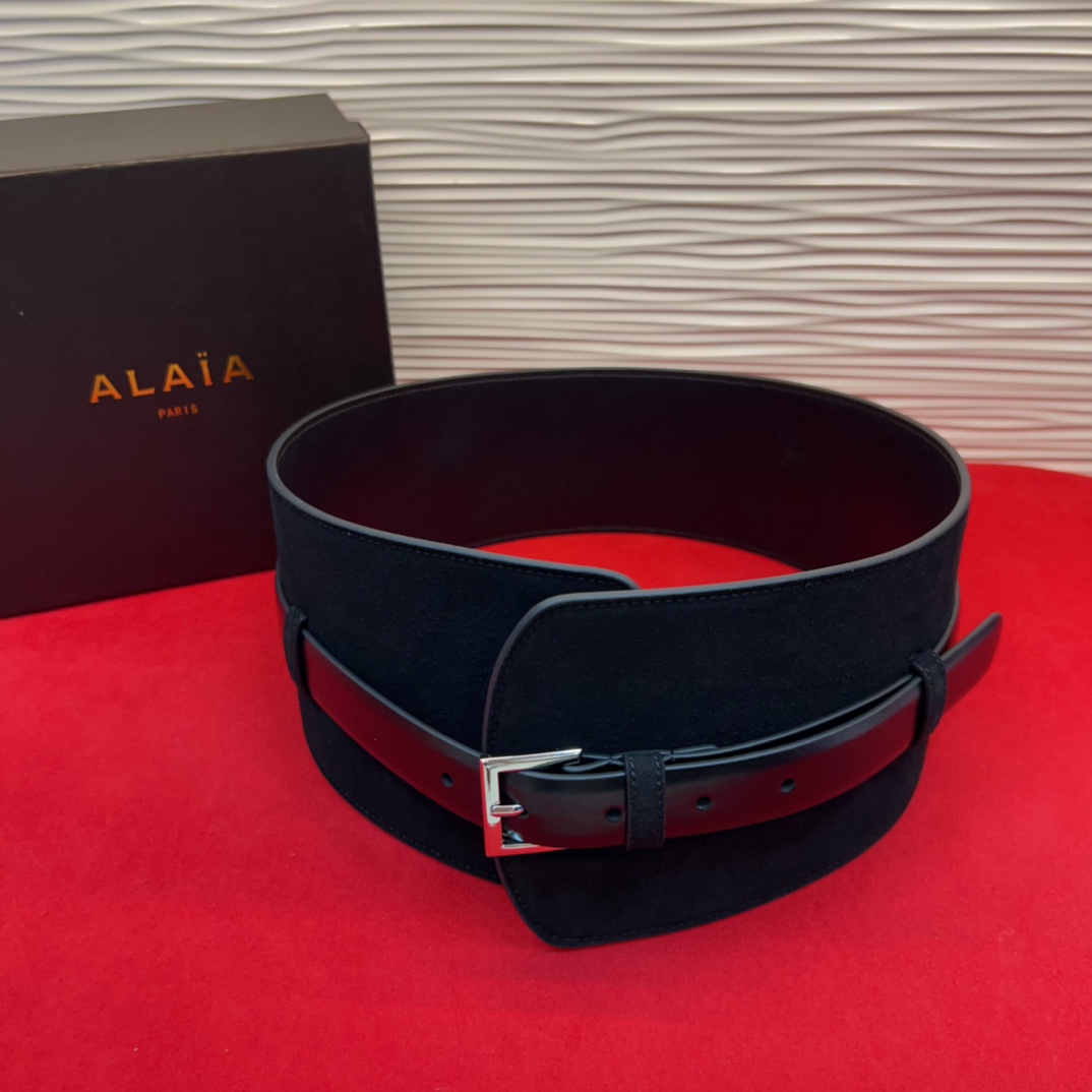 Alaia 阿来莱 腰封、品牌标志性的个性工艺，绒面制成于意大利，Alaia是一个以高级时装为魂的巴黎时