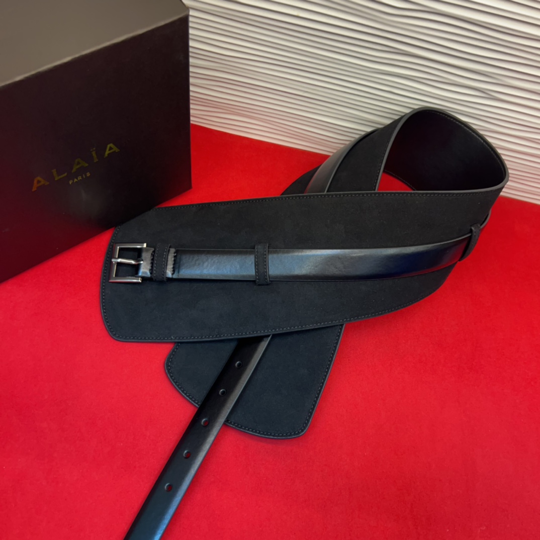 Alaia 阿来莱 腰封、品牌标志性的个性工艺，绒面制成于意大利，Alaia是一个以高级时装为魂的巴黎时