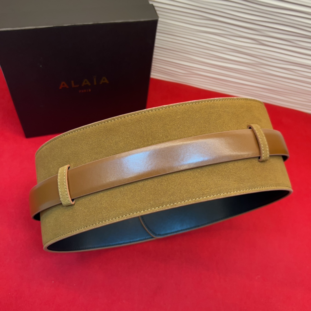 Alaia 阿来莱 腰封、品牌标志性的个性工艺，绒面制成于意大利，Alaia是一个以高级时装为魂的巴黎时