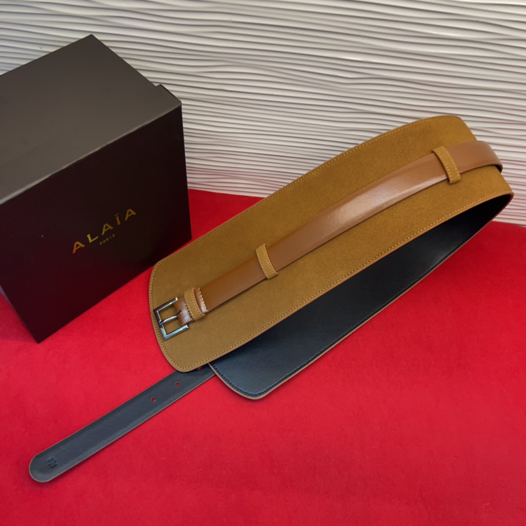 Alaia 阿来莱 腰封、品牌标志性的个性工艺，绒面制成于意大利，Alaia是一个以高级时装为魂的巴黎时