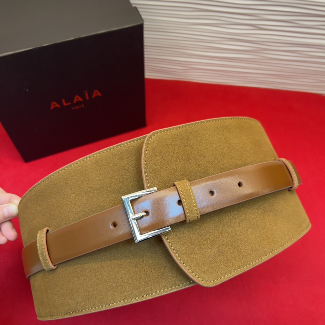 Alaia 阿来莱 腰封、品牌标志性的个性工艺，绒面制成于意大利，Alaia是一个以高级时装为魂的巴黎时