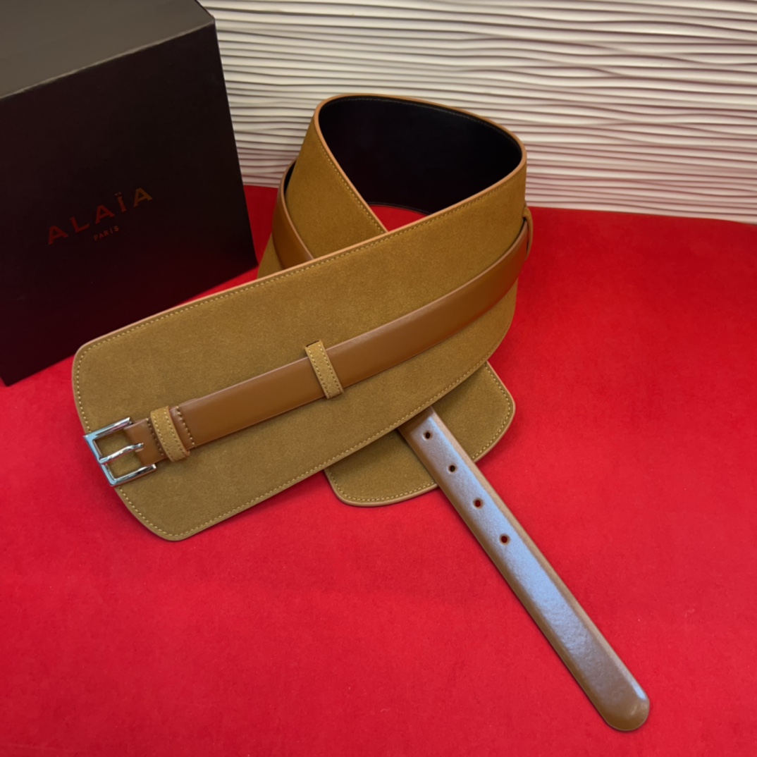 Alaia 阿来莱 腰封、品牌标志性的个性工艺，绒面制成于意大利，Alaia是一个以高级时装为魂的巴黎时