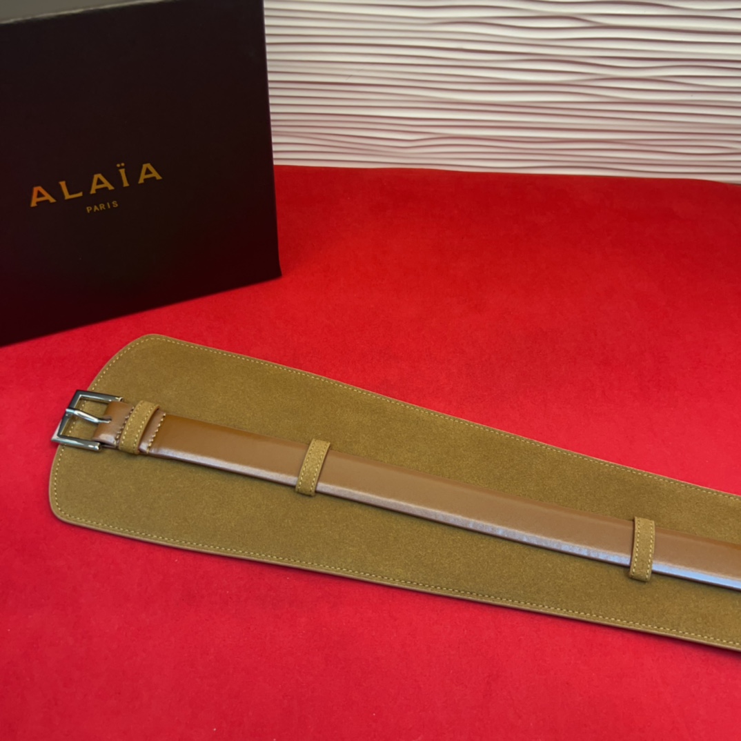 Alaia 阿来莱 腰封、品牌标志性的个性工艺，绒面制成于意大利，Alaia是一个以高级时装为魂的巴黎时