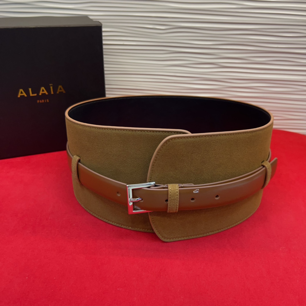 Alaia 阿来莱 腰封、品牌标志性的个性工艺，绒面制成于意大利，Alaia是一个以高级时装为魂的巴黎时