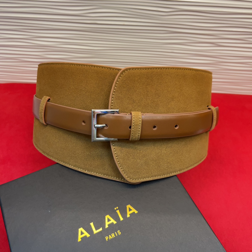 Alaia 阿来莱 腰封、品牌标志性的个性工艺，绒面制成于意大利，Alaia是一个以高级时装为魂的巴黎时