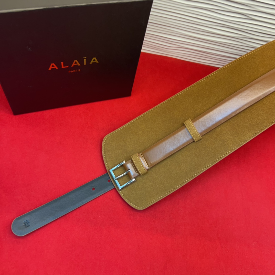 Alaia 阿来莱 腰封、品牌标志性的个性工艺，绒面制成于意大利，Alaia是一个以高级时装为魂的巴黎时