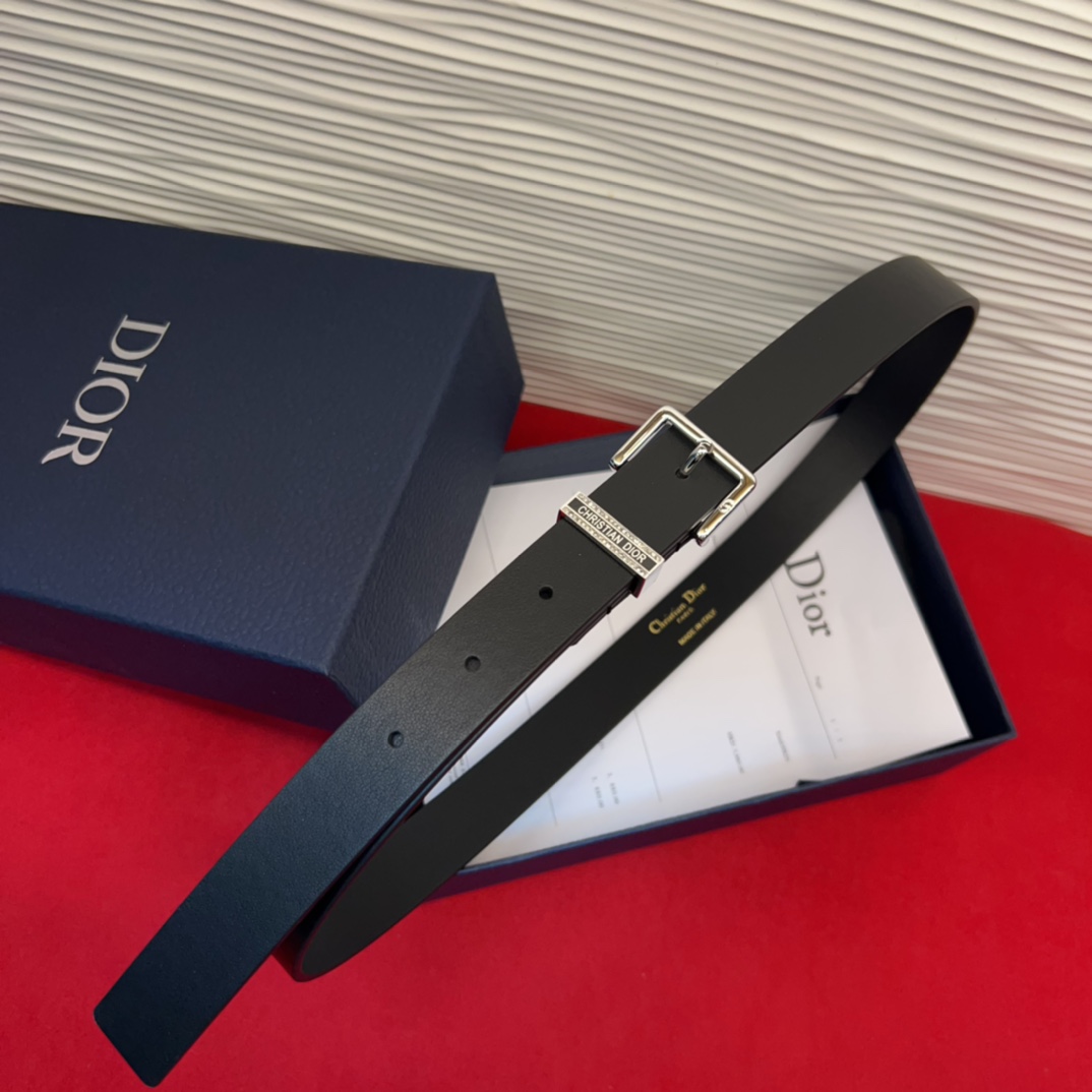 新款腰带采用光滑牛皮革等材质精心制作，饰以富有光泽的饰面金属CD针扣和Christian Dior标志腰