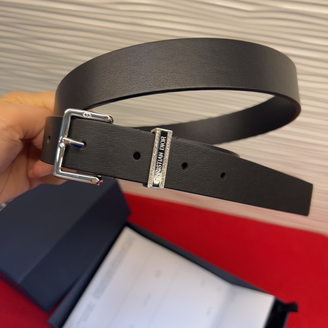 新款腰带采用光滑牛皮革等材质精心制作，饰以富有光泽的饰面金属CD针扣和Christian Dior标志腰