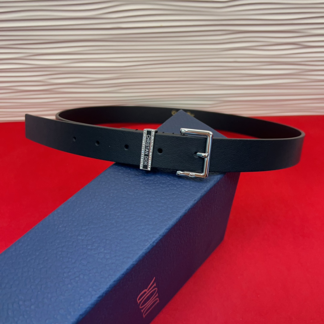 新款腰带采用光滑牛皮革等材质精心制作，饰以富有光泽的饰面金属CD针扣和Christian Dior标志腰