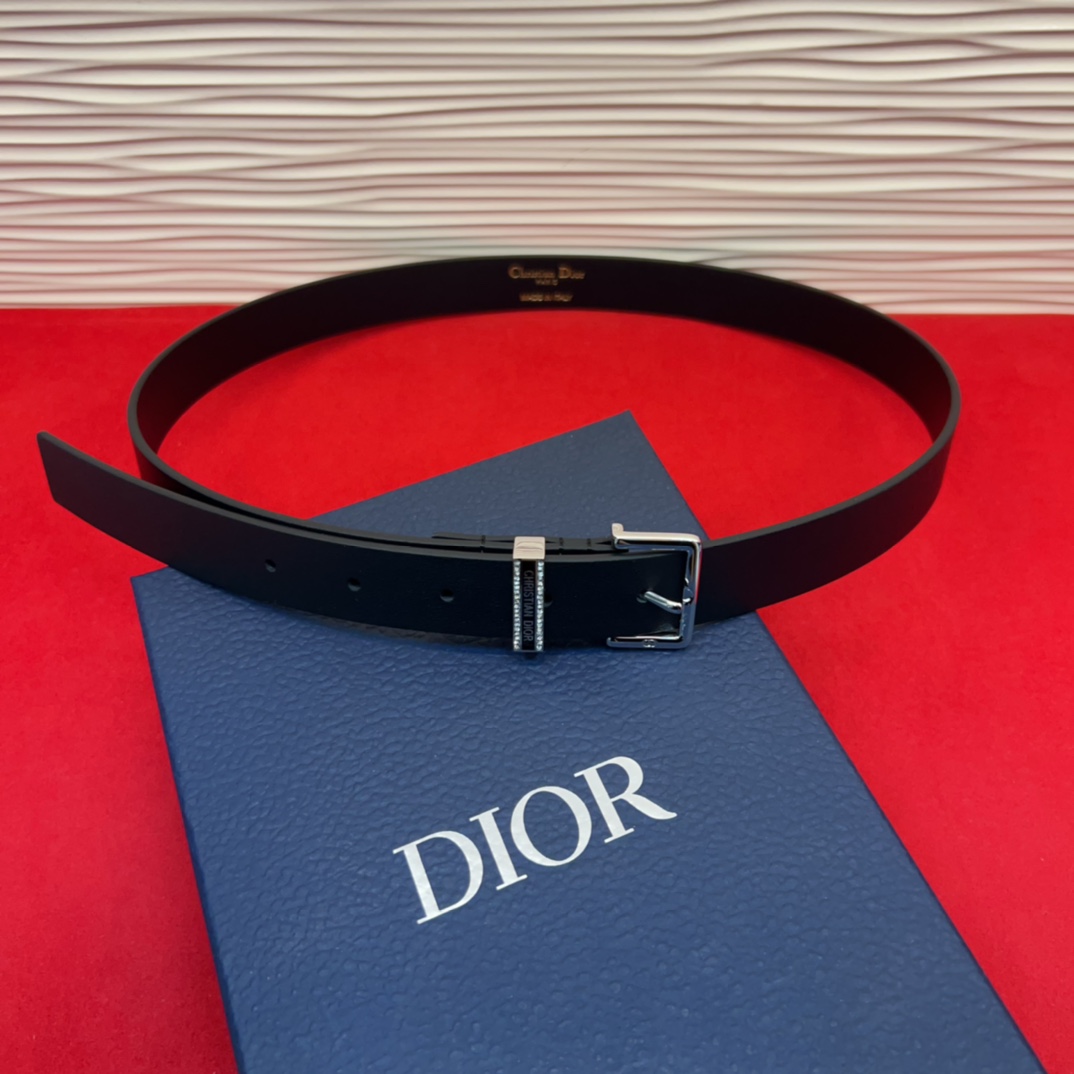 新款腰带采用光滑牛皮革等材质精心制作，饰以富有光泽的饰面金属CD针扣和Christian Dior标志腰