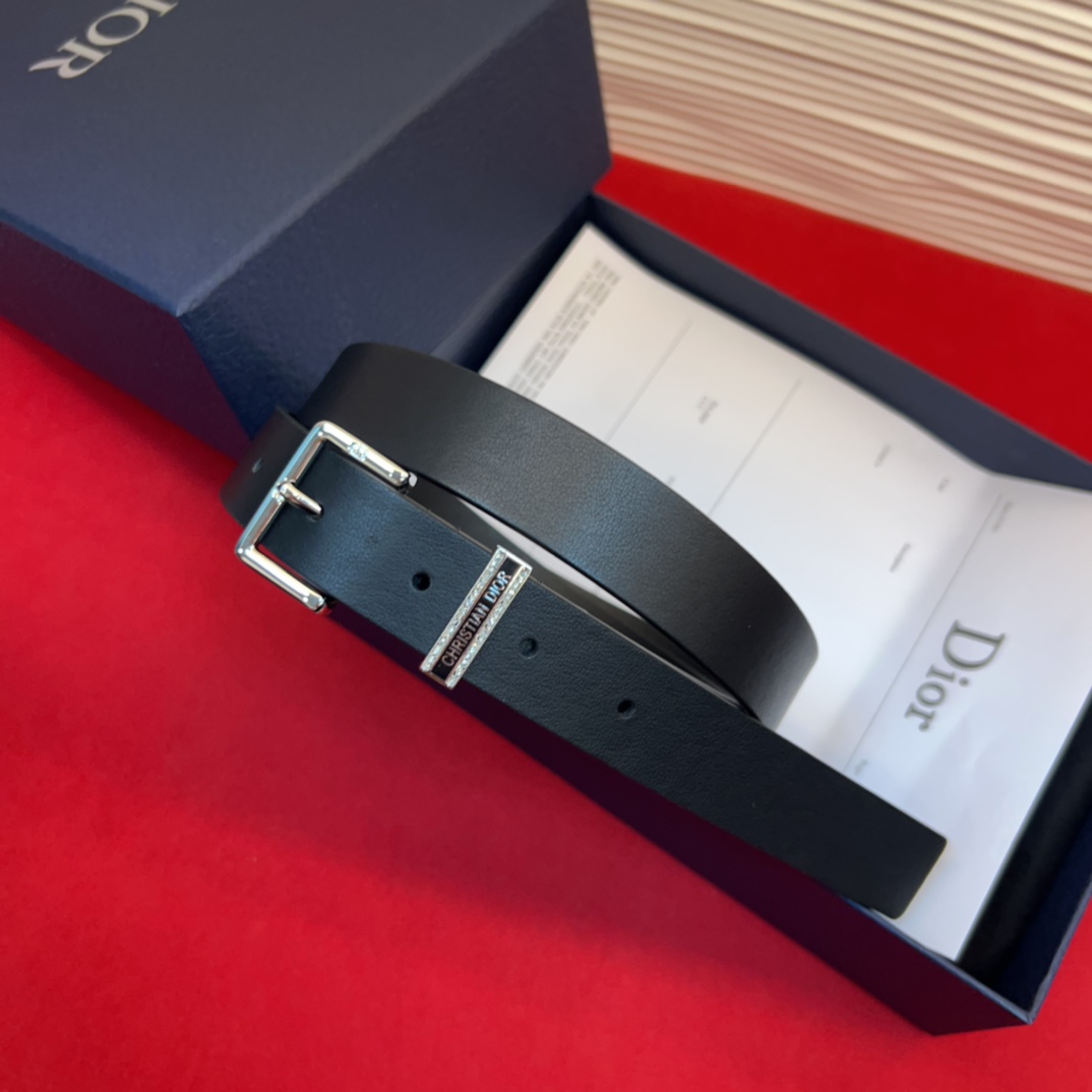 新款腰带采用光滑牛皮革等材质精心制作，饰以富有光泽的饰面金属CD针扣和Christian Dior标志腰