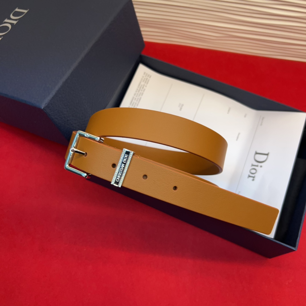 新款腰带采用光滑牛皮革等材质精心制作，饰以富有光泽的饰面金属CD针扣和Christian Dior标志腰