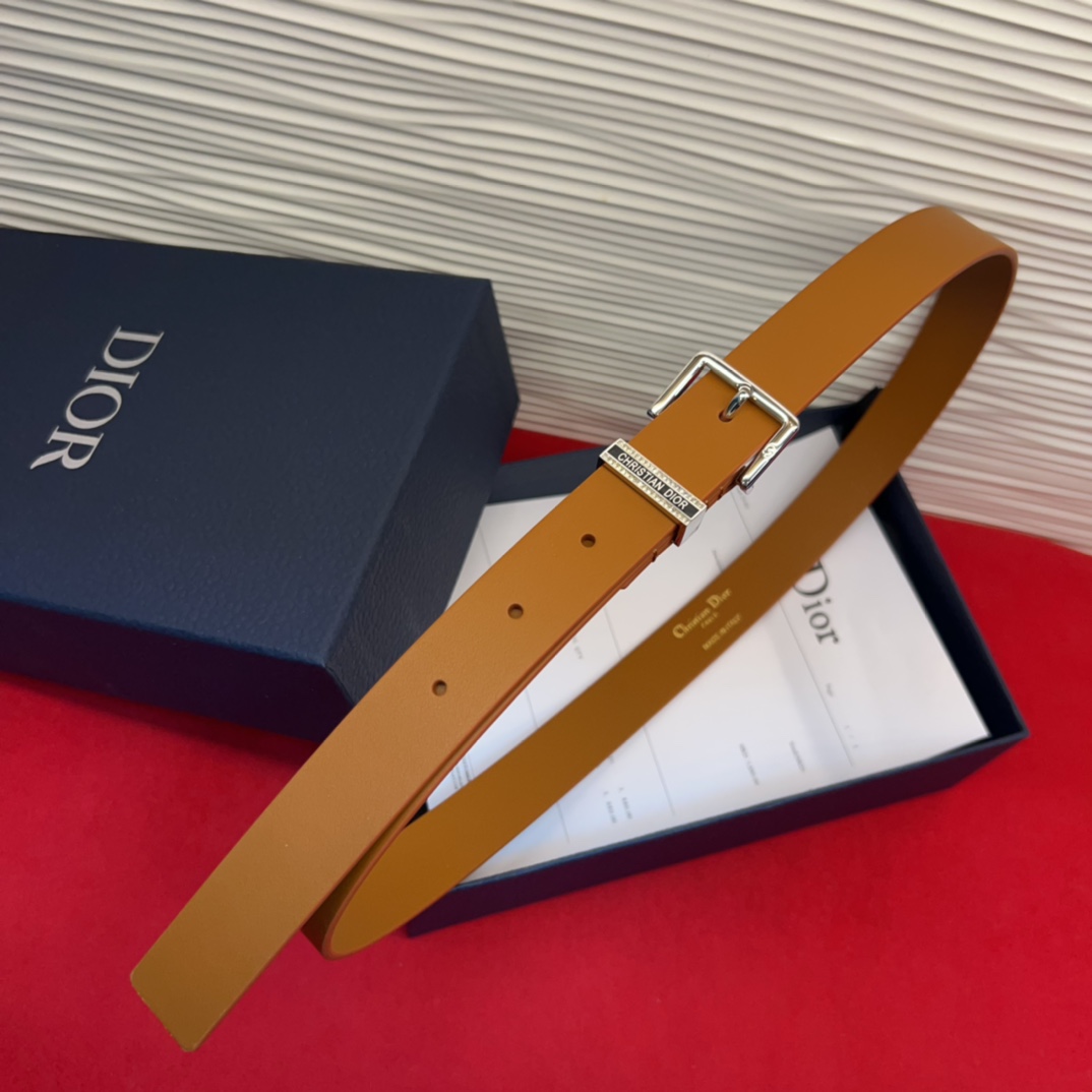 新款腰带采用光滑牛皮革等材质精心制作，饰以富有光泽的饰面金属CD针扣和Christian Dior标志腰