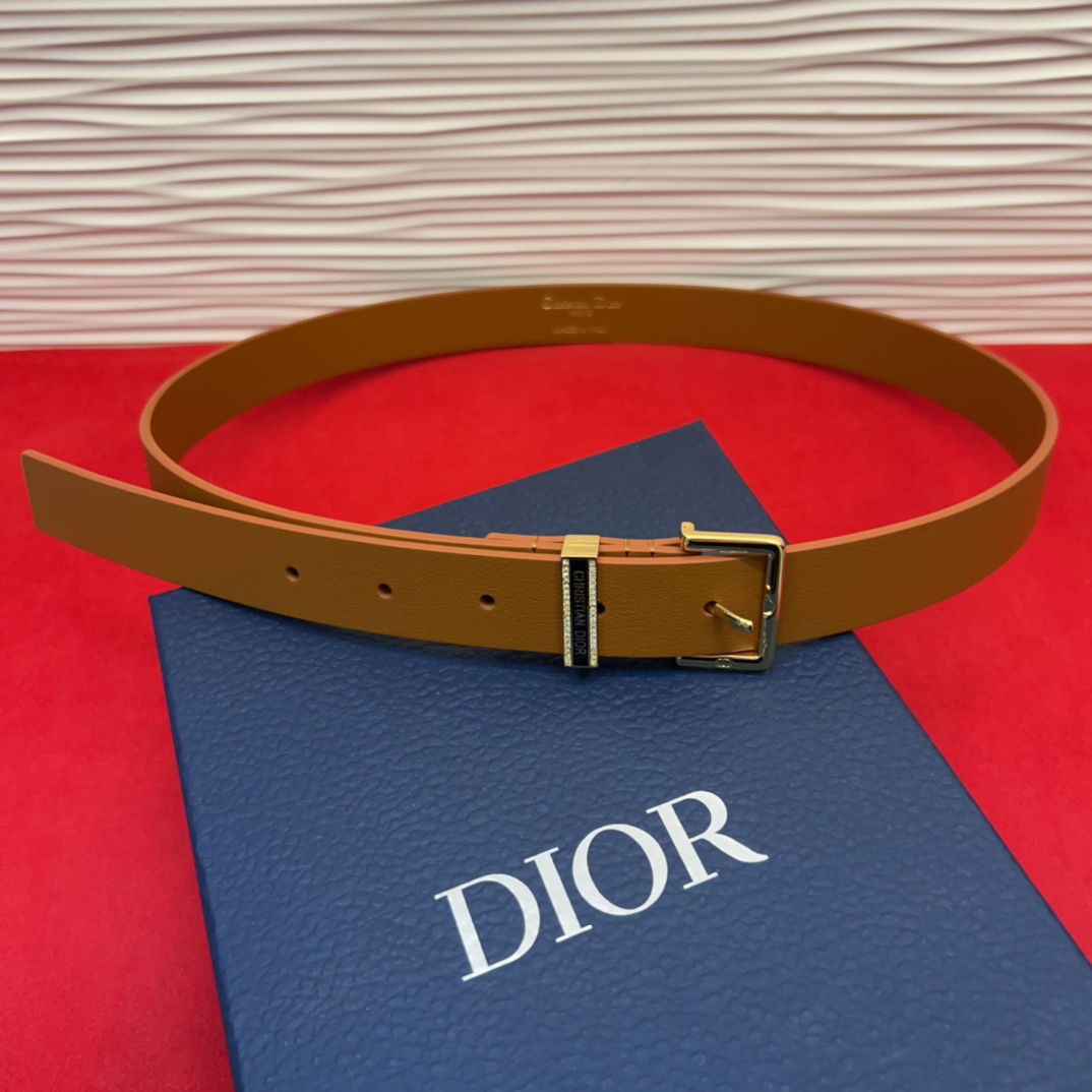 新款腰带采用光滑牛皮革等材质精心制作，饰以富有光泽的饰面金属CD针扣和Christian Dior标志腰