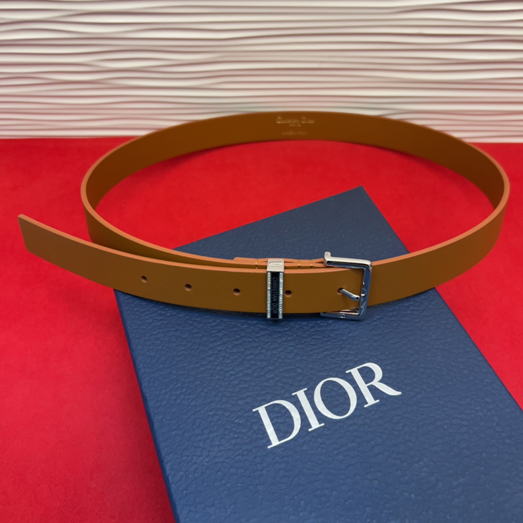 新款腰带采用光滑牛皮革等材质精心制作，饰以富有光泽的饰面金属CD针扣和Christian Dior标志腰