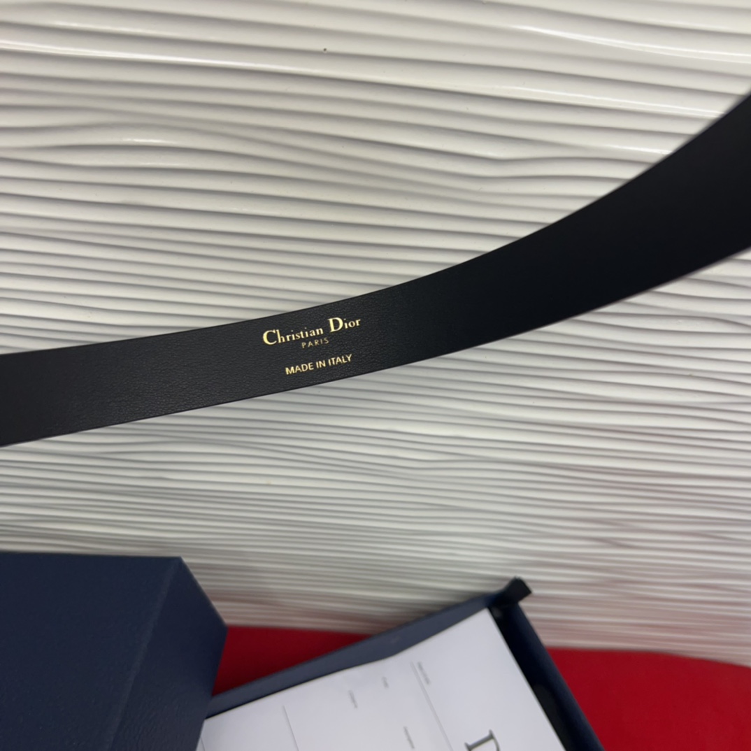 新款腰带采用光滑牛皮革等材质精心制作，饰以富有光泽的饰面金属CD针扣和Christian Dior标志腰