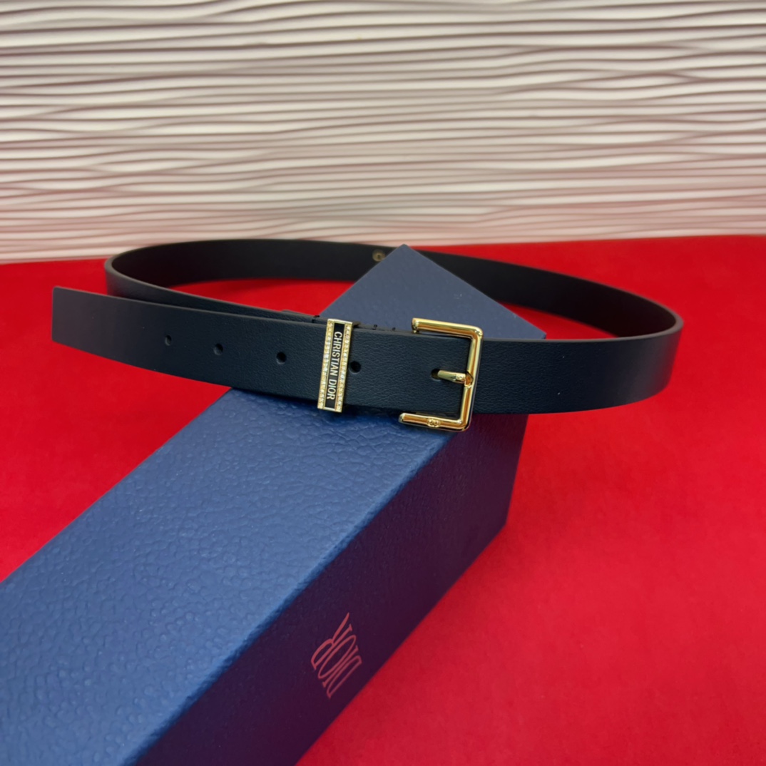 新款腰带采用光滑牛皮革等材质精心制作，饰以富有光泽的饰面金属CD针扣和Christian Dior标志腰