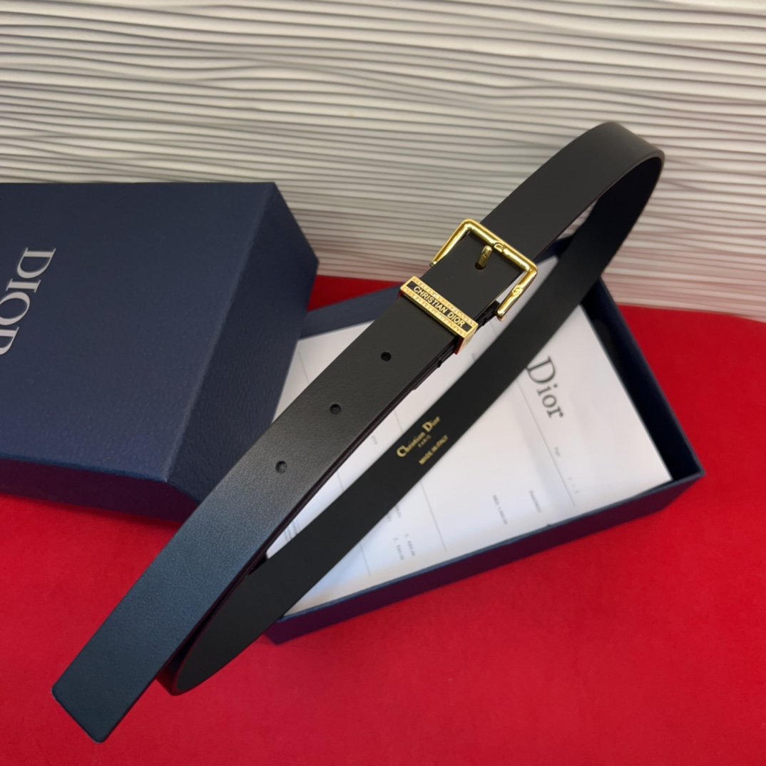 新款腰带采用光滑牛皮革等材质精心制作，饰以富有光泽的饰面金属CD针扣和Christian Dior标志腰