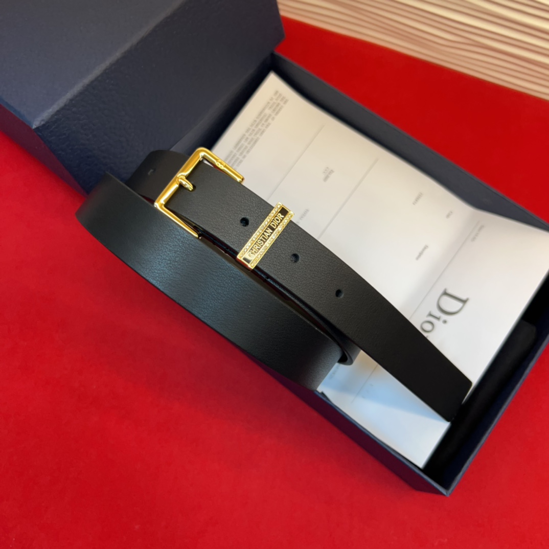 新款腰带采用光滑牛皮革等材质精心制作，饰以富有光泽的饰面金属CD针扣和Christian Dior标志腰