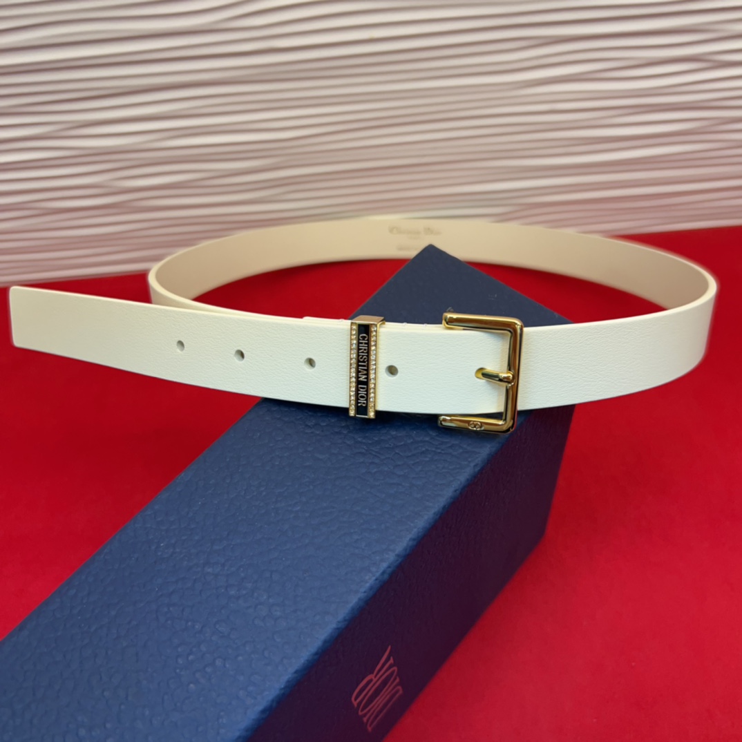 新款腰带采用光滑牛皮革等材质精心制作，饰以富有光泽的饰面金属CD针扣和Christian Dior标志腰