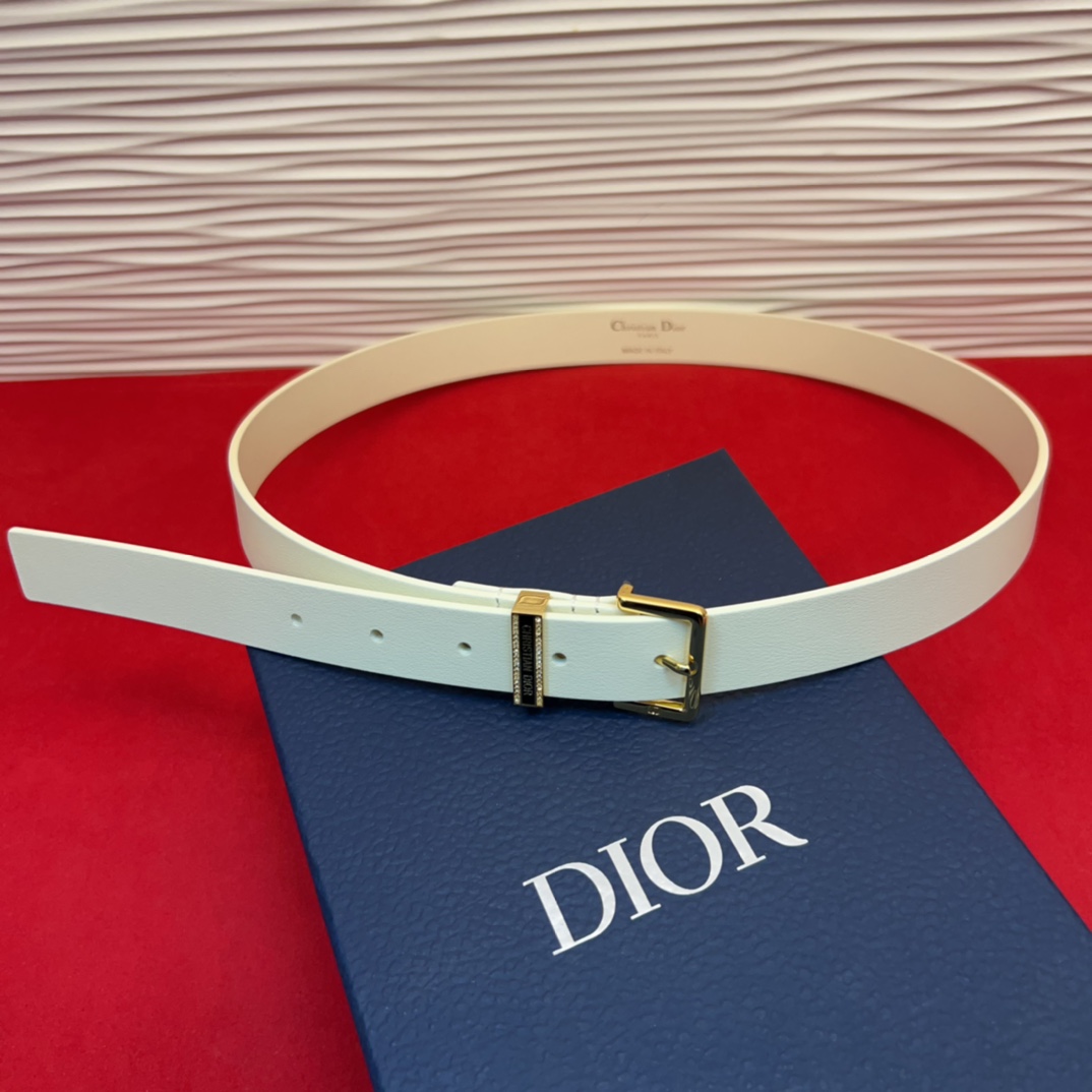 新款腰带采用光滑牛皮革等材质精心制作，饰以富有光泽的饰面金属CD针扣和Christian Dior标志腰