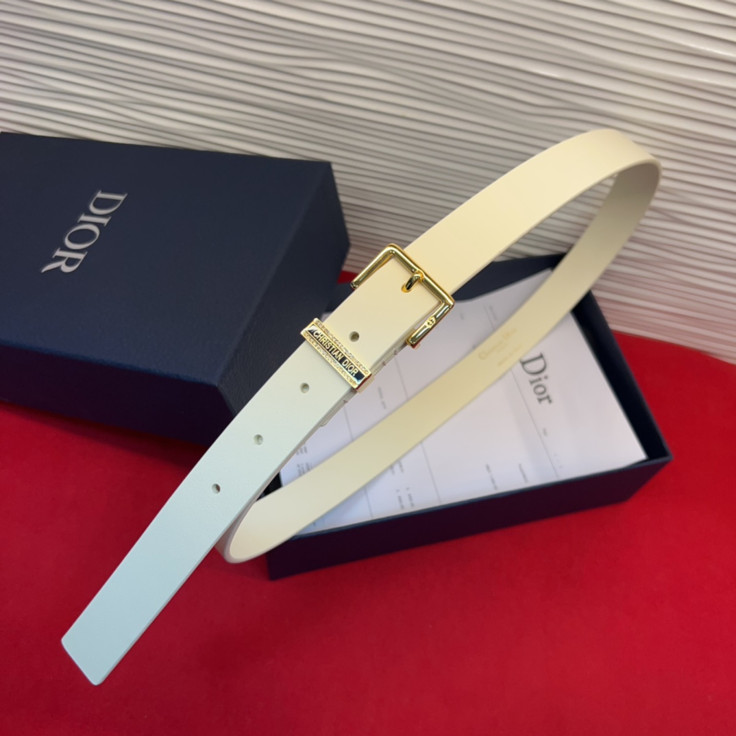 新款腰带采用光滑牛皮革等材质精心制作，饰以富有光泽的饰面金属CD针扣和Christian Dior标志腰