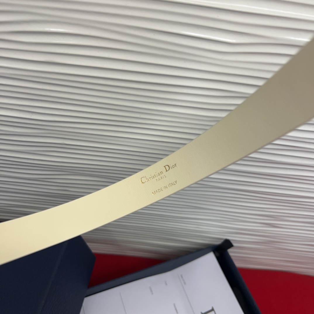 新款腰带采用光滑牛皮革等材质精心制作，饰以富有光泽的饰面金属CD针扣和Christian Dior标志腰