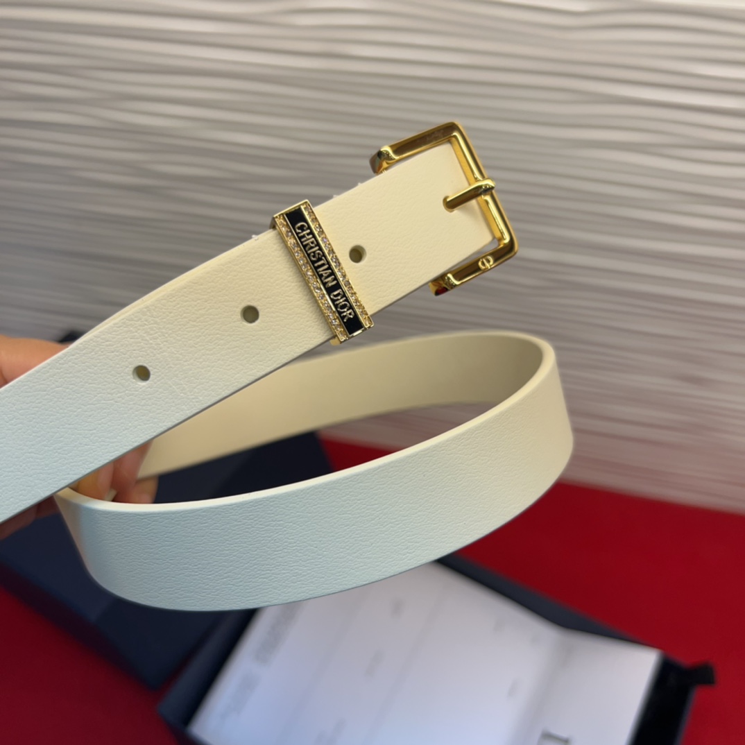 新款腰带采用光滑牛皮革等材质精心制作，饰以富有光泽的饰面金属CD针扣和Christian Dior标志腰