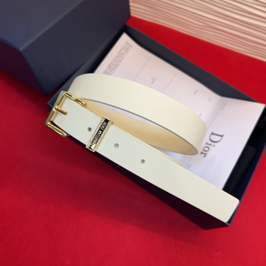 新款腰带采用光滑牛皮革等材质精心制作，饰以富有光泽的饰面金属CD针扣和Christian Dior标志腰