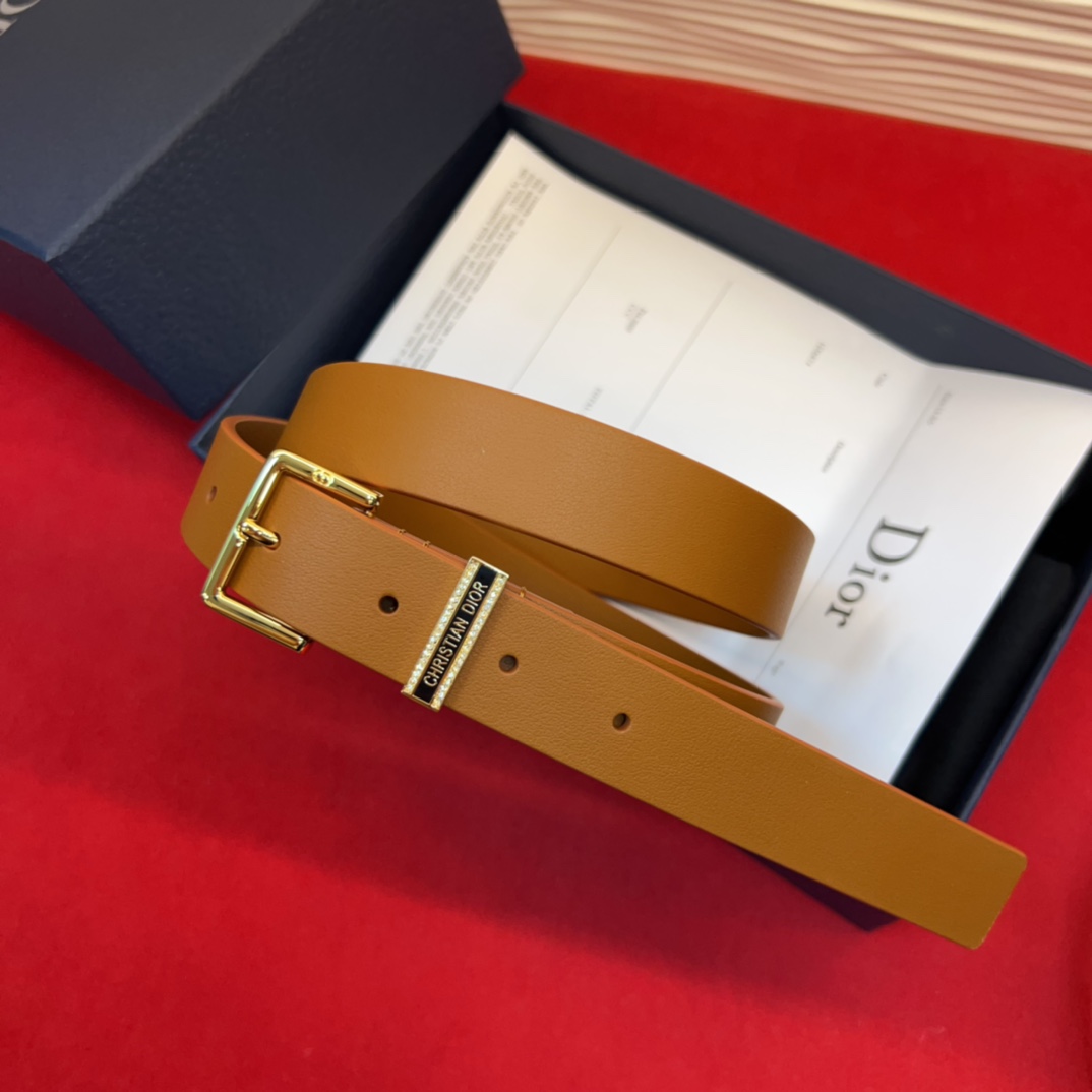 新款腰带采用光滑牛皮革等材质精心制作，饰以富有光泽的饰面金属CD针扣和Christian Dior标志腰