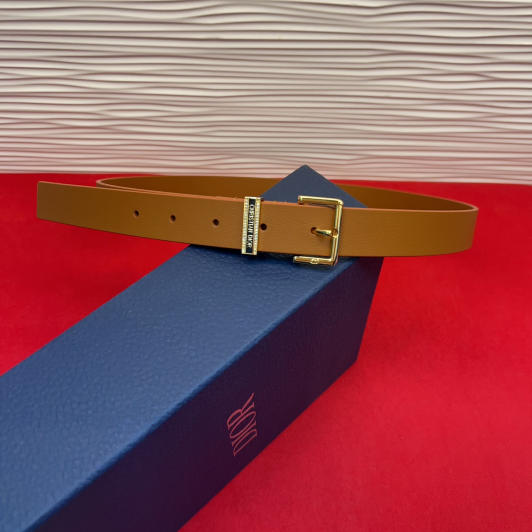 新款腰带采用光滑牛皮革等材质精心制作，饰以富有光泽的饰面金属CD针扣和Christian Dior标志腰