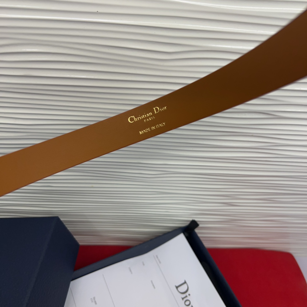 新款腰带采用光滑牛皮革等材质精心制作，饰以富有光泽的饰面金属CD针扣和Christian Dior标志腰