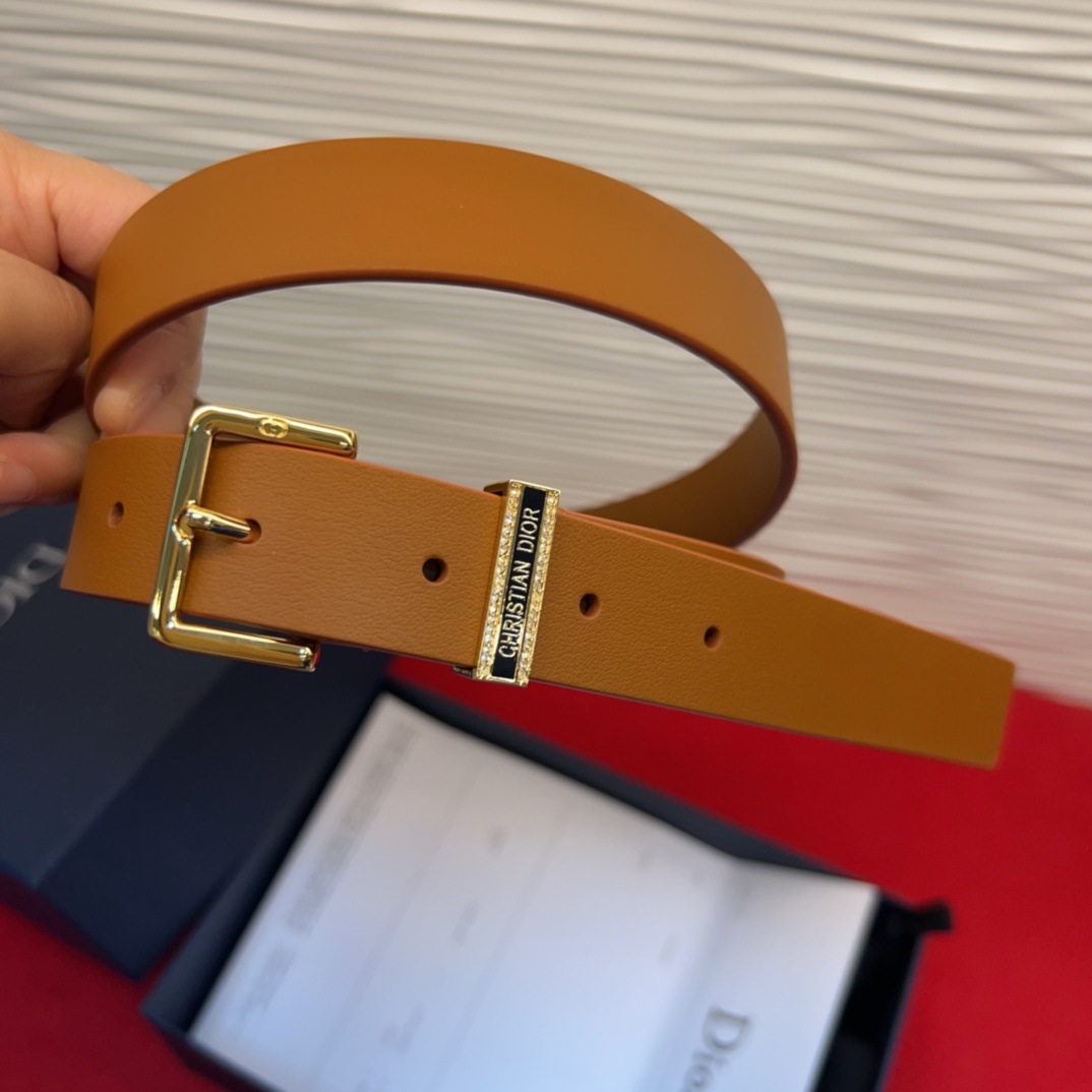 新款腰带采用光滑牛皮革等材质精心制作，饰以富有光泽的饰面金属CD针扣和Christian Dior标志腰