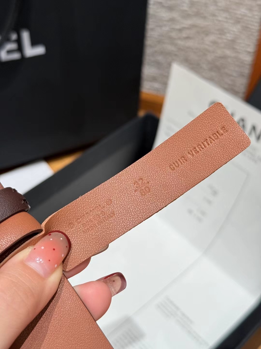 香家双面女士腰带这款采用头层牛皮制作，24p cc金色饰面logo扣，黄铜金属，双面小牛皮腰带，日常百搭