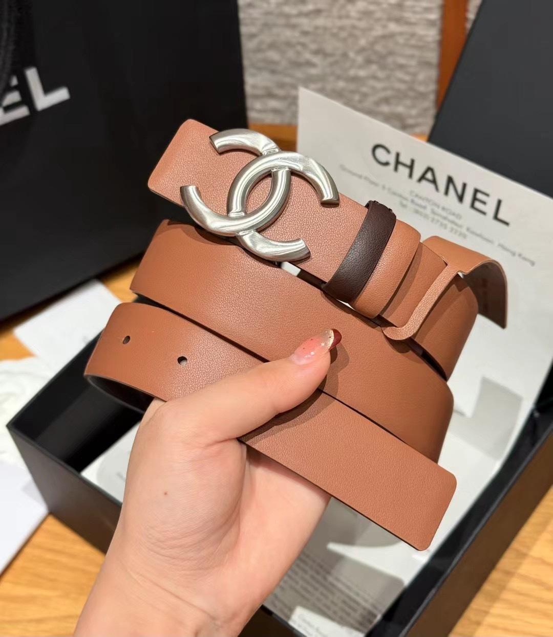 香家双面女士腰带这款采用头层牛皮制作，24p cc金色饰面logo扣，黄铜金属，双面小牛皮腰带，日常百搭