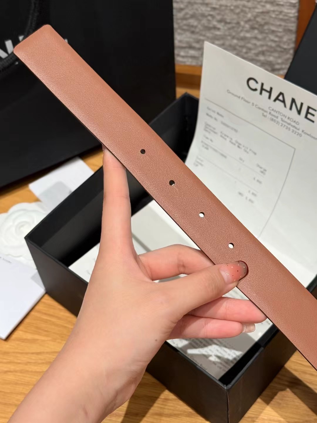 香家双面女士腰带这款采用头层牛皮制作，24p cc金色饰面logo扣，黄铜金属，双面小牛皮腰带，日常百搭