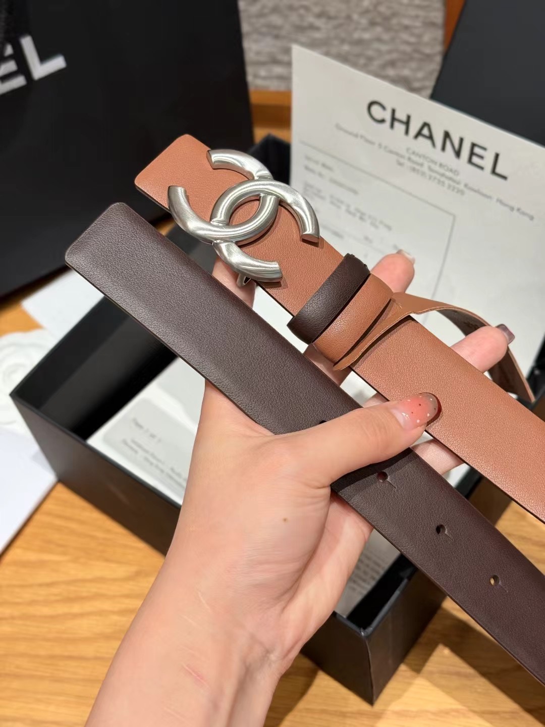 香家双面女士腰带这款采用头层牛皮制作，24p cc金色饰面logo扣，黄铜金属，双面小牛皮腰带，日常百搭