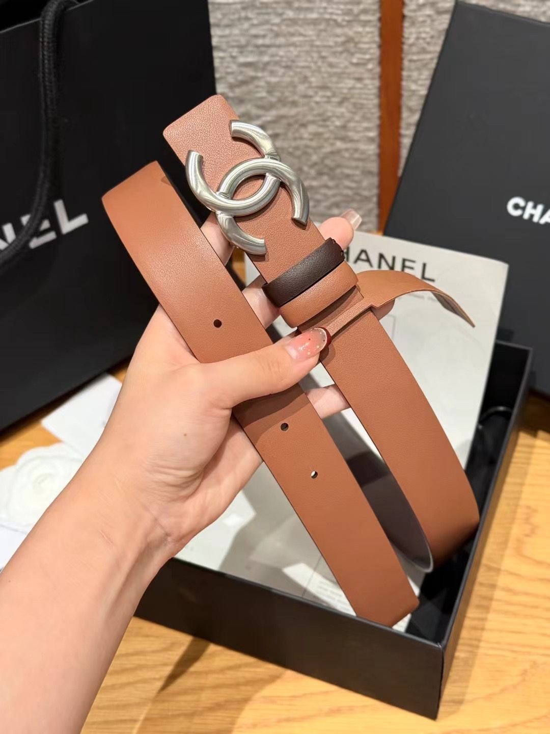 香家双面女士腰带这款采用头层牛皮制作，24p cc金色饰面logo扣，黄铜金属，双面小牛皮腰带，日常百搭