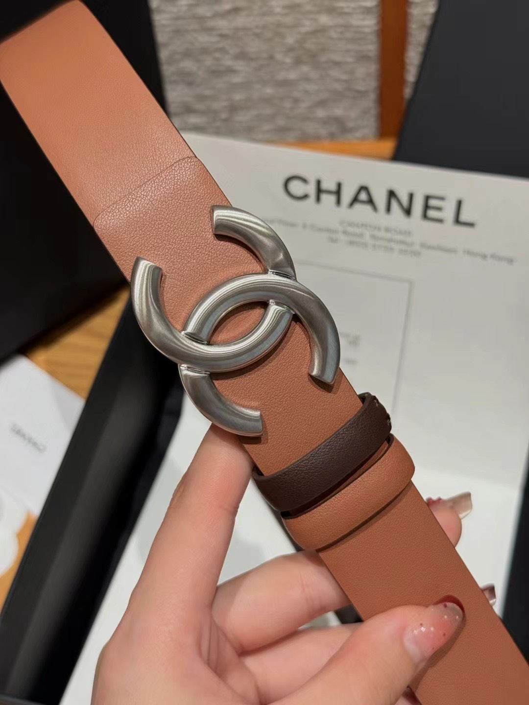 香家双面女士腰带这款采用头层牛皮制作，24p cc金色饰面logo扣，黄铜金属，双面小牛皮腰带，日常百搭