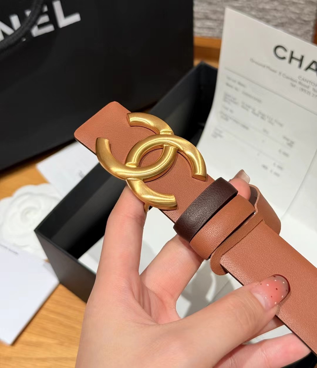 香家双面女士腰带这款采用头层牛皮制作，24p cc金色饰面logo扣，黄铜金属，双面小牛皮腰带，日常百搭