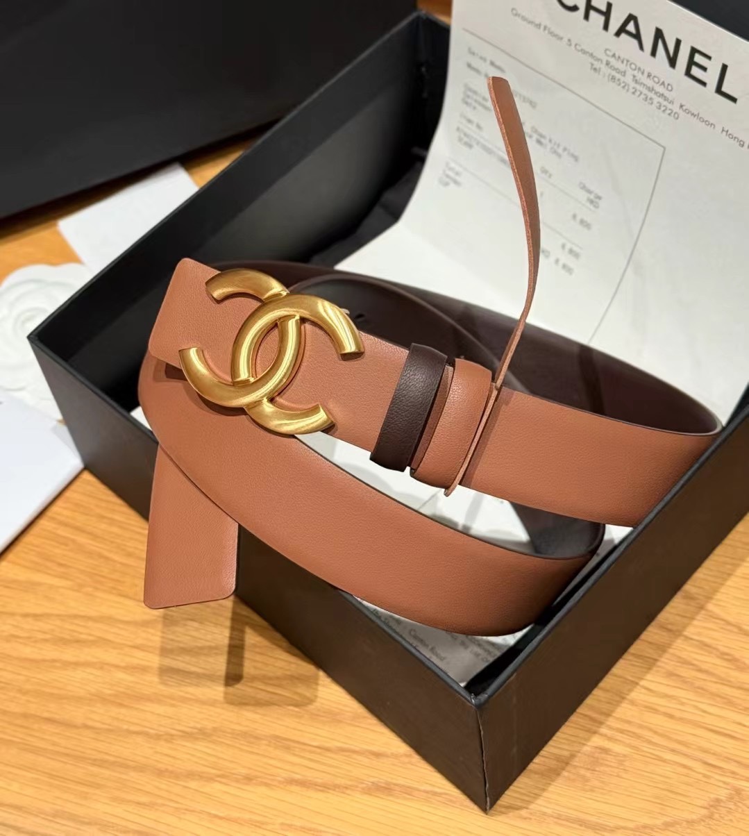 香家双面女士腰带这款采用头层牛皮制作，24p cc金色饰面logo扣，黄铜金属，双面小牛皮腰带，日常百搭